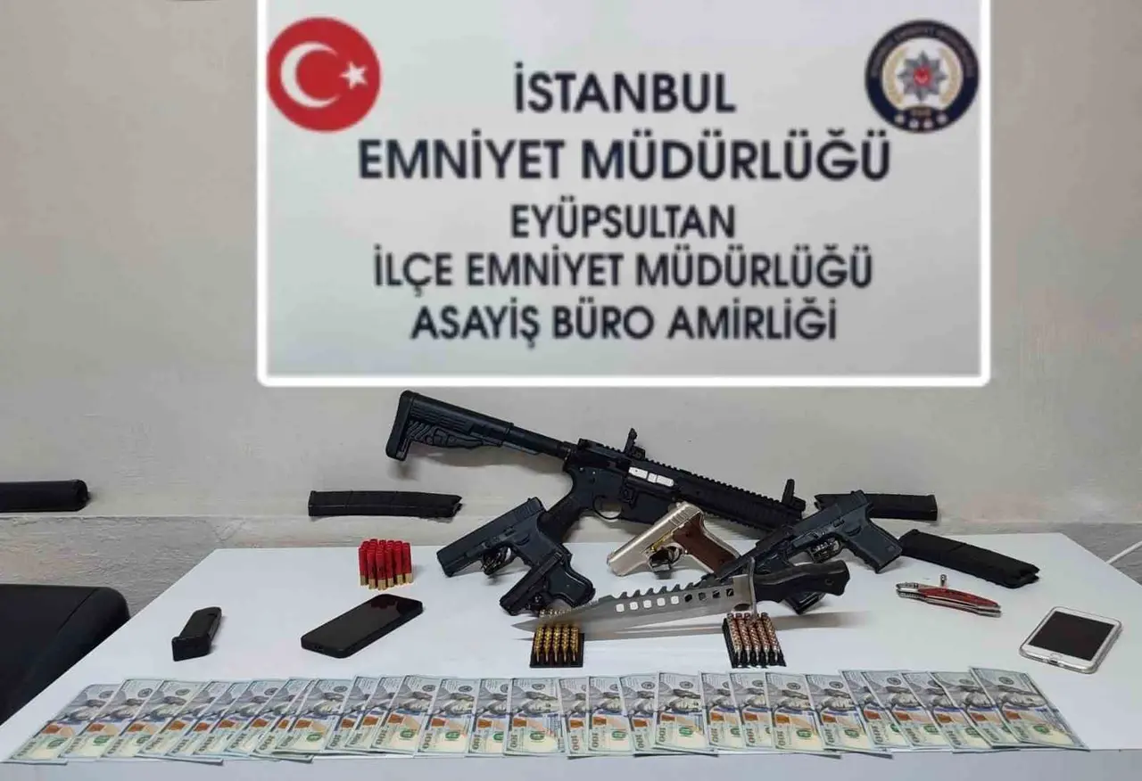 Eyüpsultan’daki silah ticareti operasyonunda çuvaldan otomatik tüfek çıktı: 2 şüpheli tutuklandı