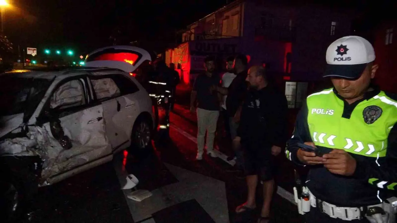 Antalya’da refüjü aşıp karşı şeride dalan kamyon ortalığı savaş alanına çevirdi: 3 yaralı