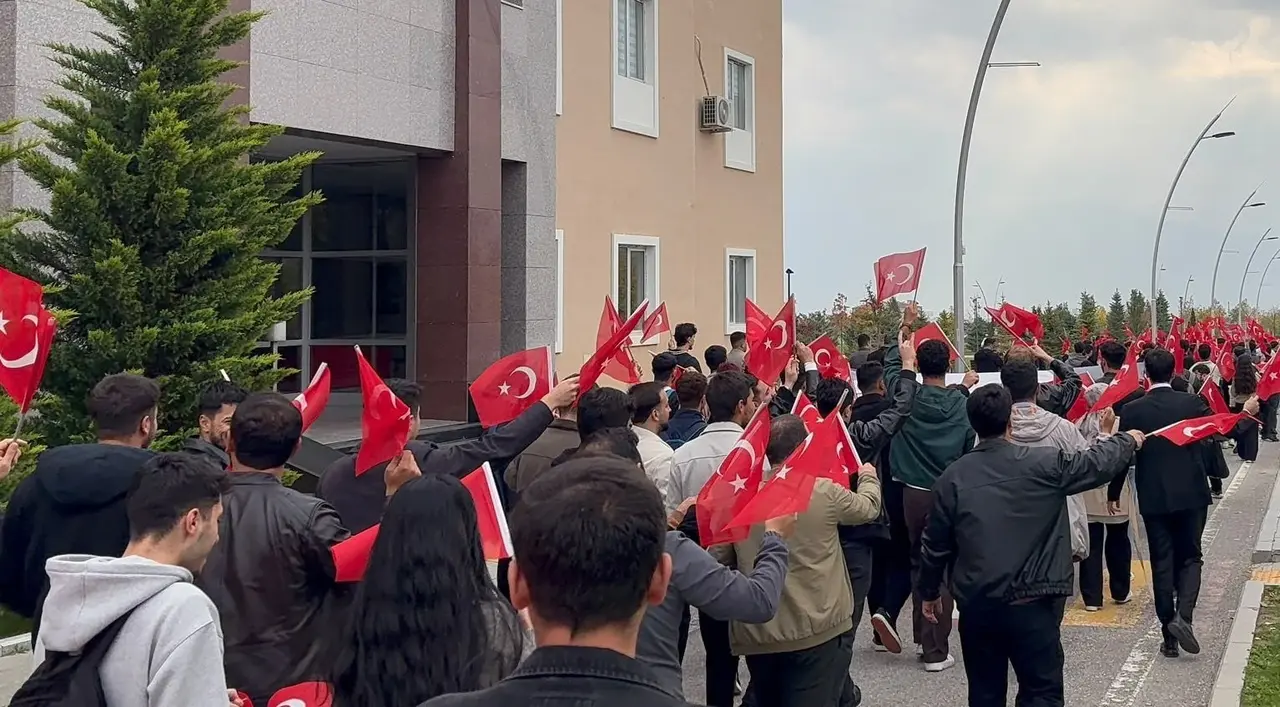 Cumhuriyet Bayramı dolayısıyla bayrak yürüyüşü düzenlendi