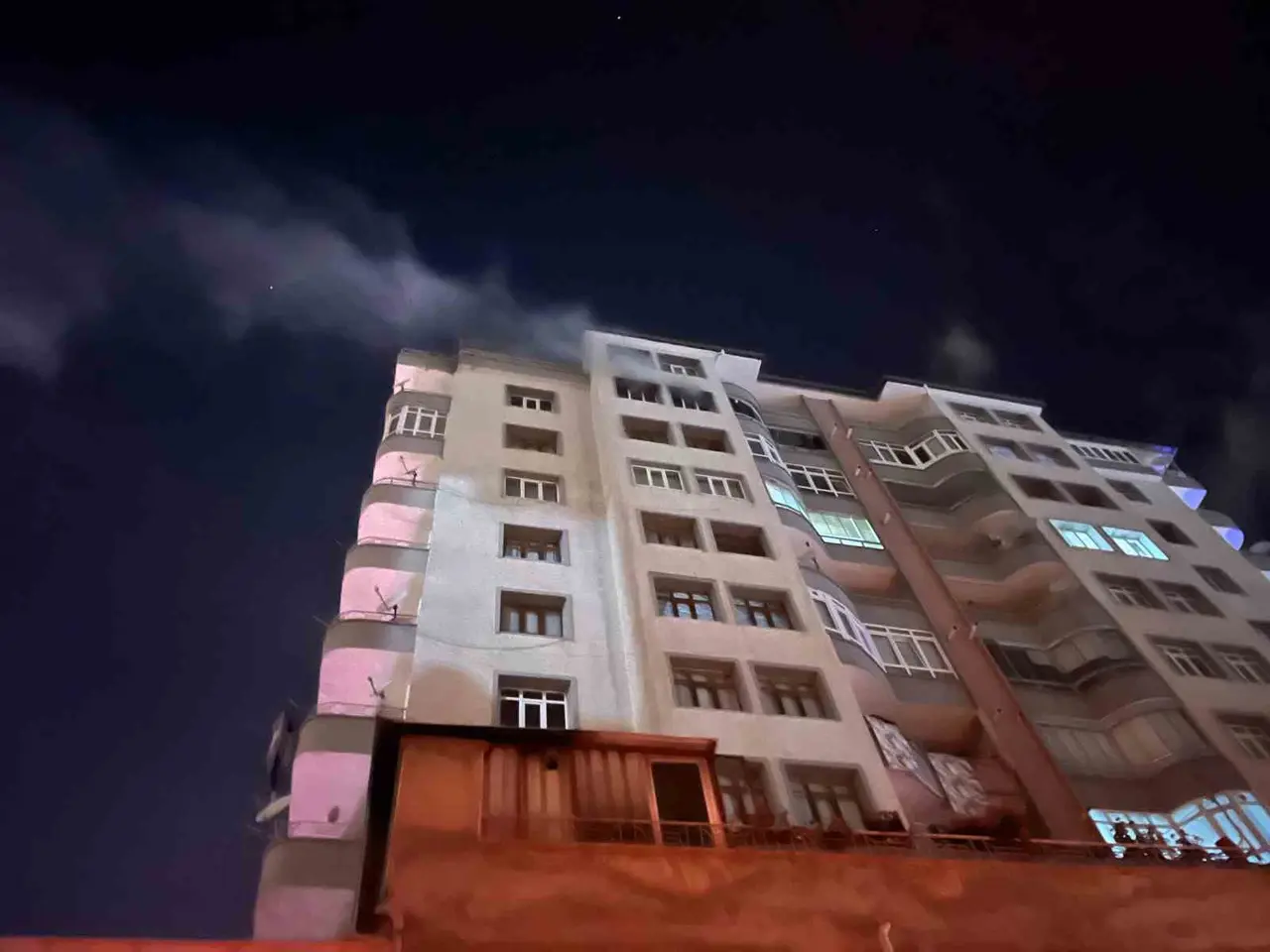 Niğde’de 9. katta yangın paniği: 5 kişi dumandan etkilendi