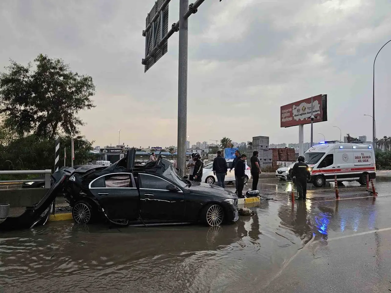 Adana’da otomobil direğe çarptı: 1 ölü
