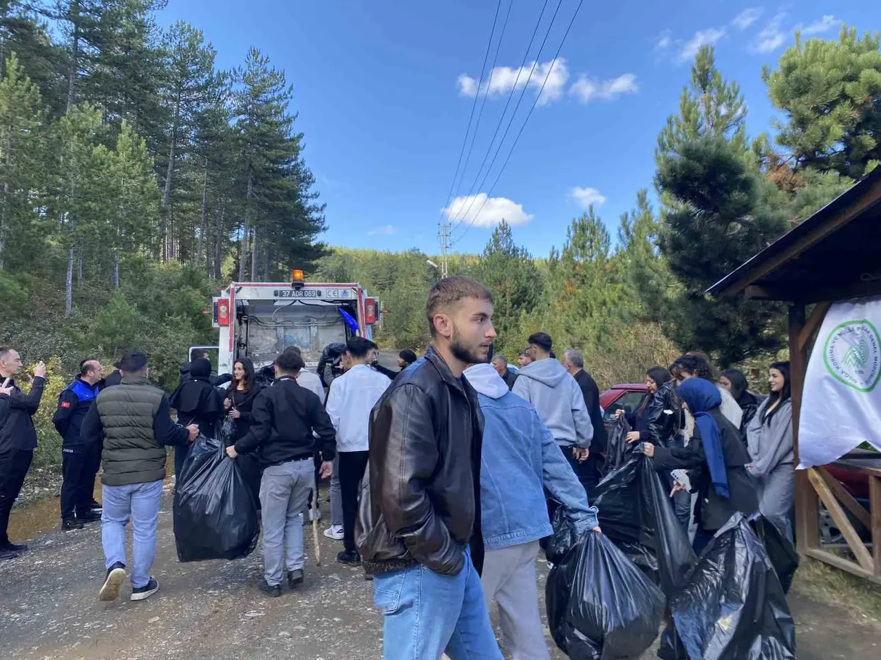 Üniversite öğrencileri hem manzaranın tadını çıkardı hem de tescilli gölette temizlik yaptı