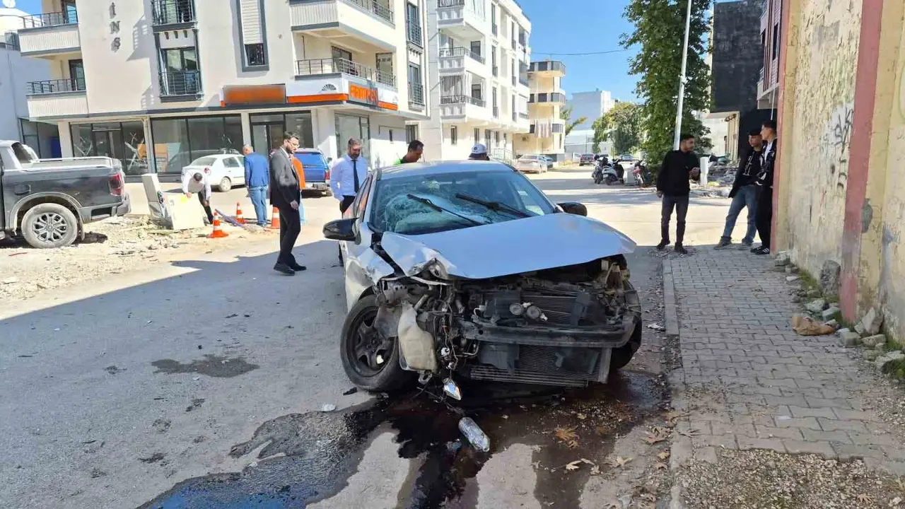 Otomobil ile kamyonet çarpıştı: 1’i ağır 2 yaralı