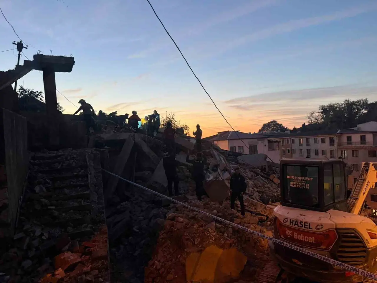 Zonguldak’ta 3 katlı bina çöktü: 1 kişi kurtarıldı, enkaz altındaki kişiyi kurtarma çalışmaları sürüyor