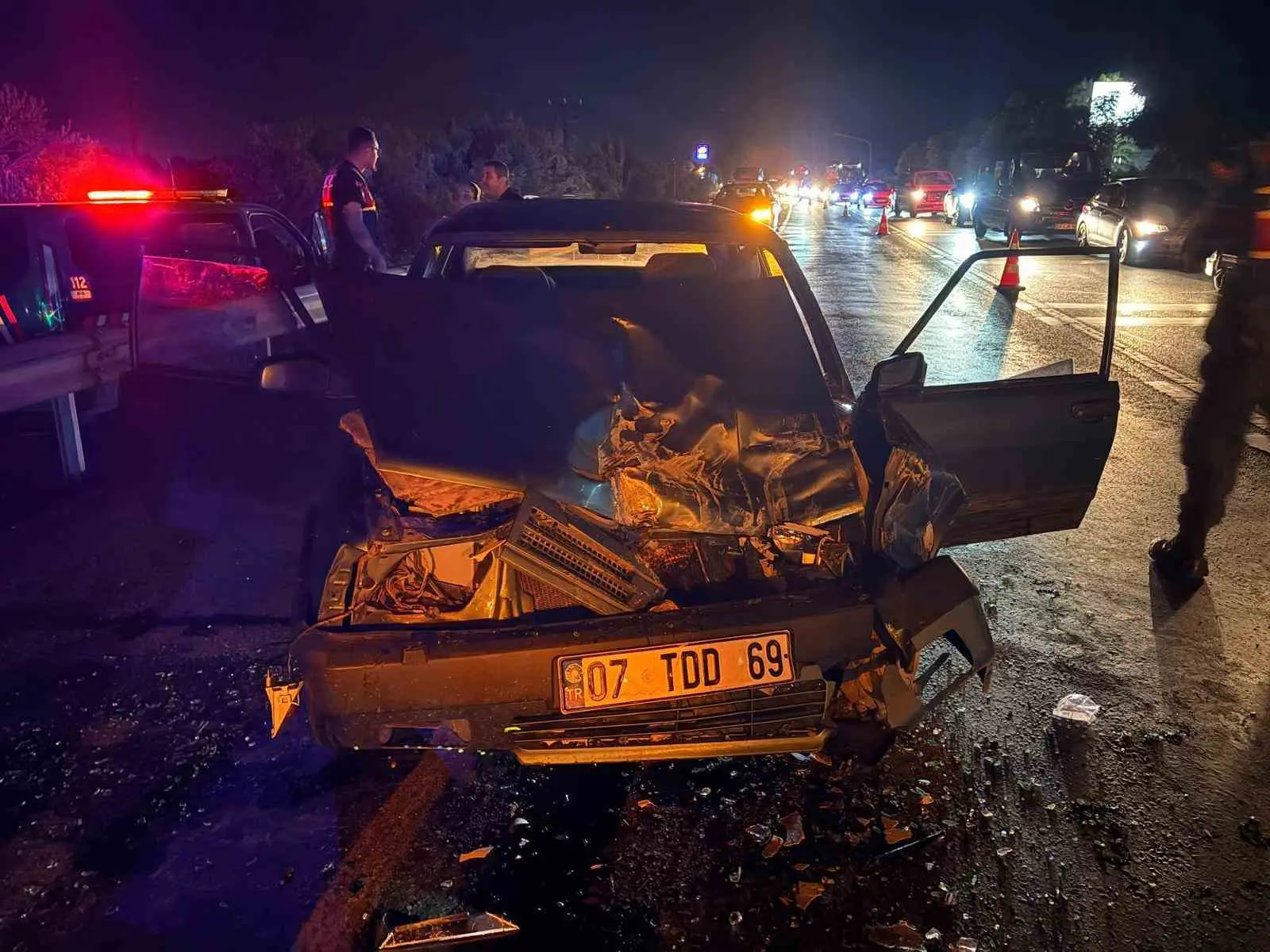 Manavgat’ta ışıkta bekleyen otobüse çarpan otomobilin sürücüsü yaralandı