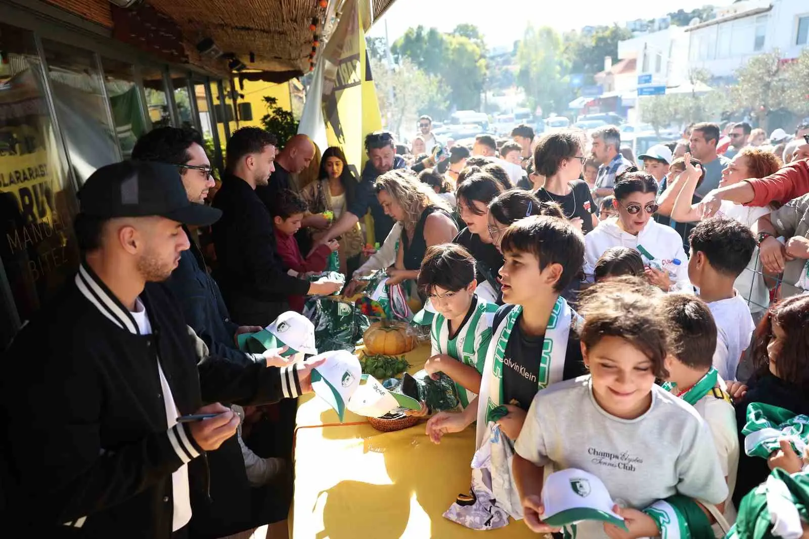 Bodrum FK ve ’Daha 17’ oyuncularına sevgi seli