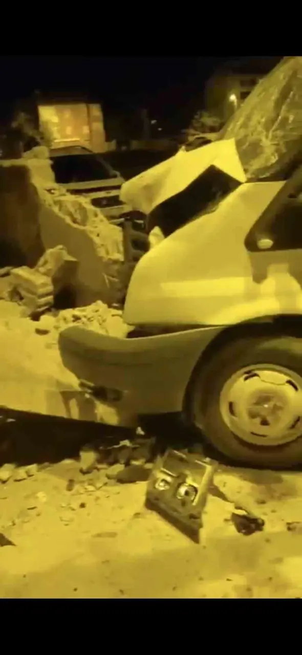 Muş’ta pikap bahçe duvarına çarptı: 6 yaralı