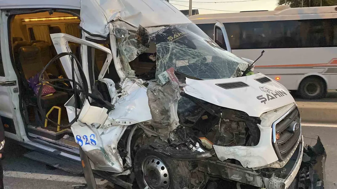 Arnavutköy’de servis minibüsü hafriyat kamyonuna çarptı: 9 yaralı