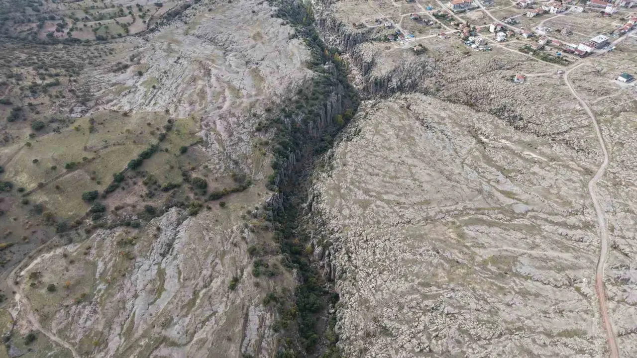 Aksaray’ın Manastır Vadisi kayadan oyma evleri ve doğal güzellikleriyle ilgi çekiyor