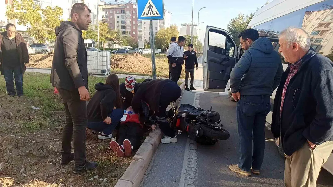 Minibüs ile motosiklet çarpıştı: 1 yaralı