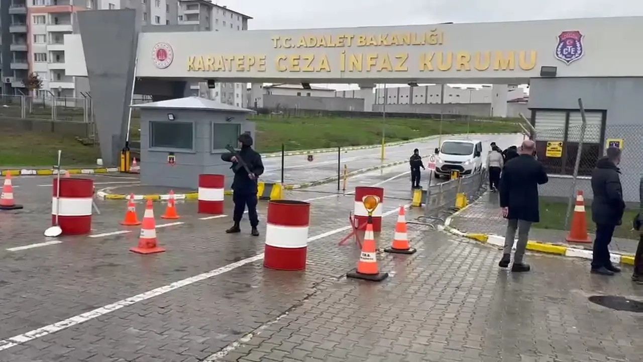 Görevinden uzaklaştırılan Üsküdar Belediye Başkanı Dedetaş ev hapsiyle tahliye edildi