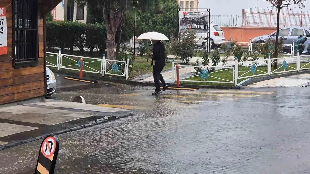 Tekirdağ’da beklenen yağış etkisini gösterdi, yollar adeta dereye döndü