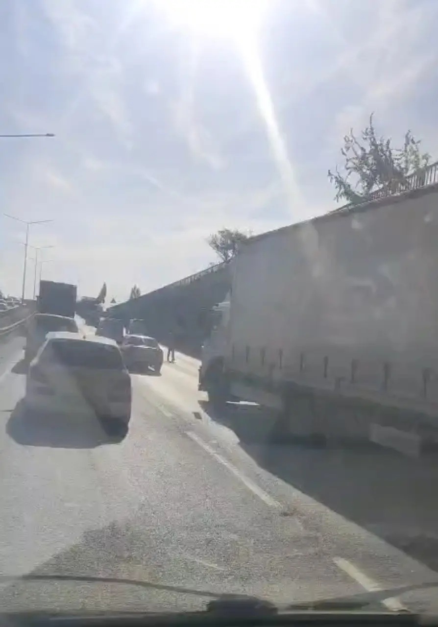 Dev rüzgar türbini kanadı trafiği yavaşlattı