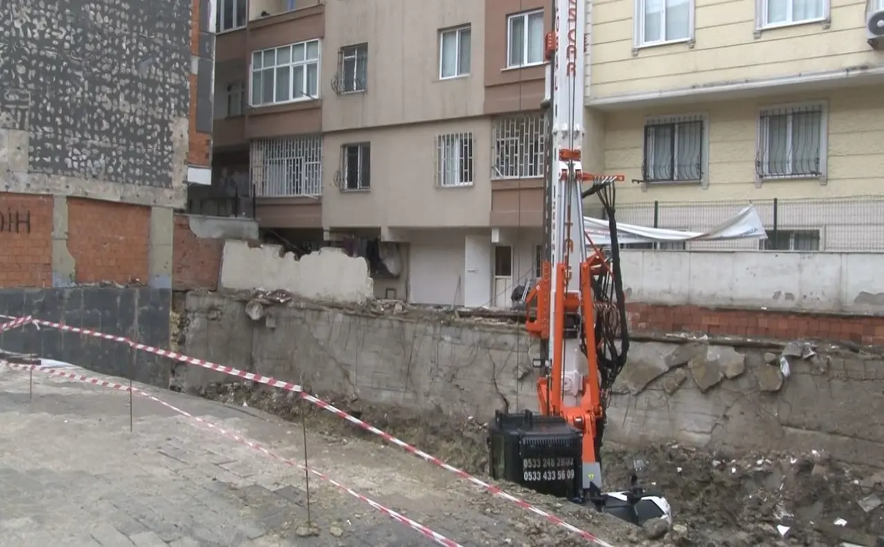 Bahçelievler’de zemininde çökme olan binalar dronla havadan görüntülendi