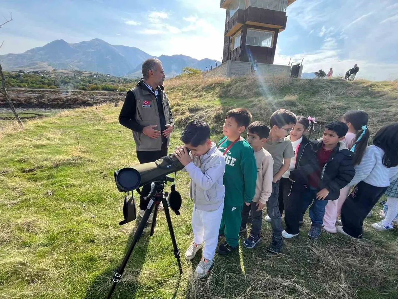 Minik öğrenciler kuş gözlemi ve tabiat eğitimine katıldı