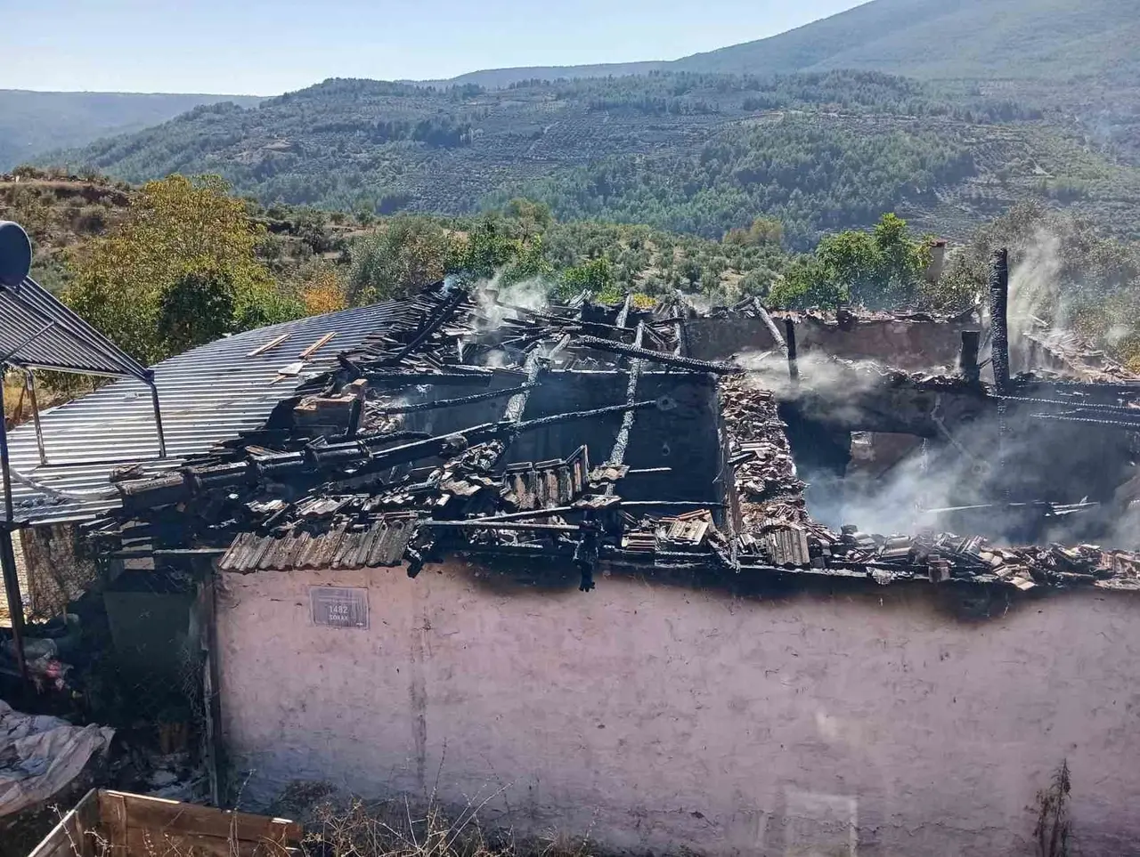 Aydın’da çıkan yangında bir ev küle döndü