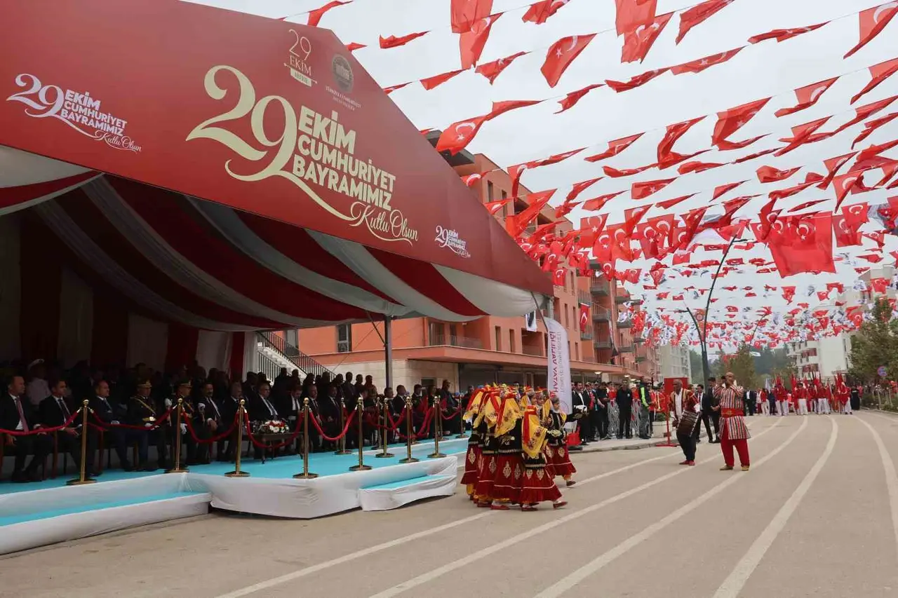 Depremin ardından yeniden inşa edilen Atatürk Caddesi’nde Cumhuriyet bayramı coşkusu