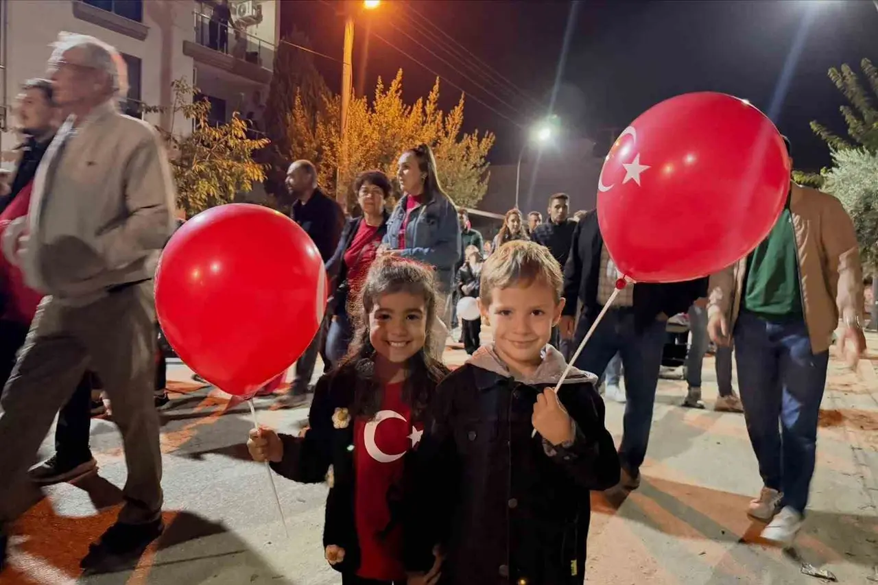 Sarıgöl’de Cumhuriyet coşkusu fener alayıyla sokaklara taştı