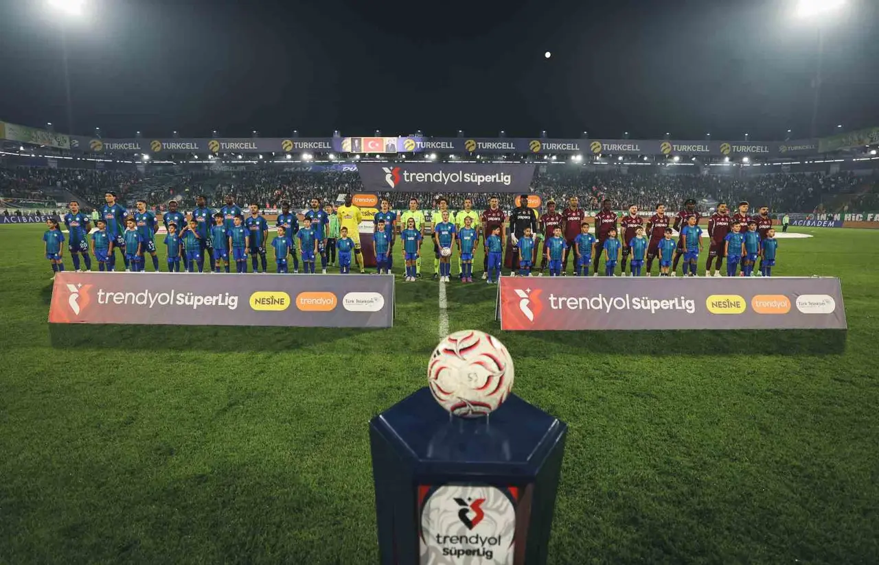 Trenyol Süper Lig: Çaykur Rizespor: 2 - Trabzonspor: 0 (İlk yarı)