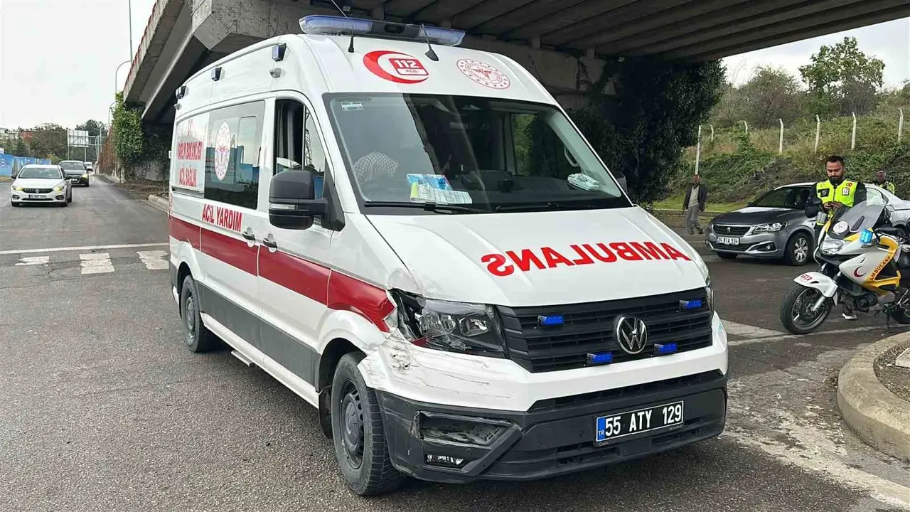 Samsun’da ambulans ile yolcu minibüsü çarpıştı