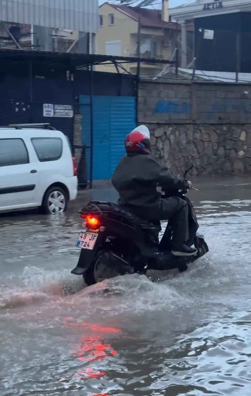 Fethiye’de sağanak yağış hayatı olumsuz etkiledi