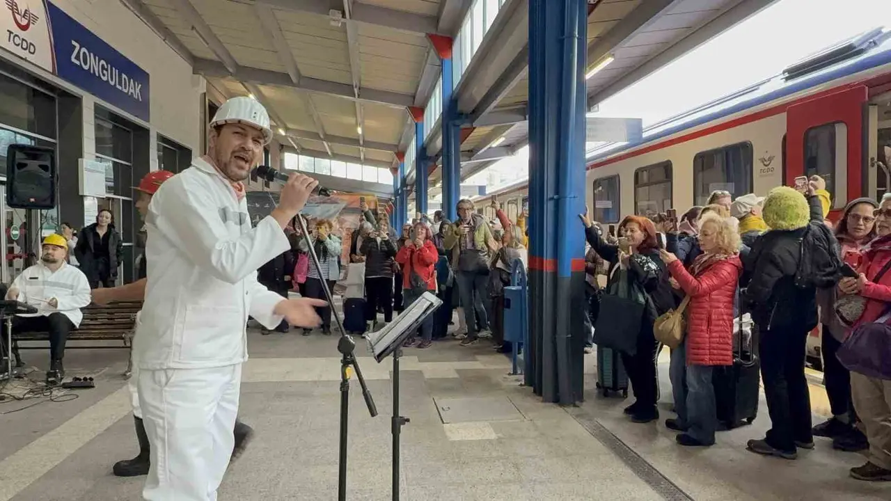 Turistik Karaelmas Ekspresi 120 yolcusuyla Zonguldak’a ulaştı