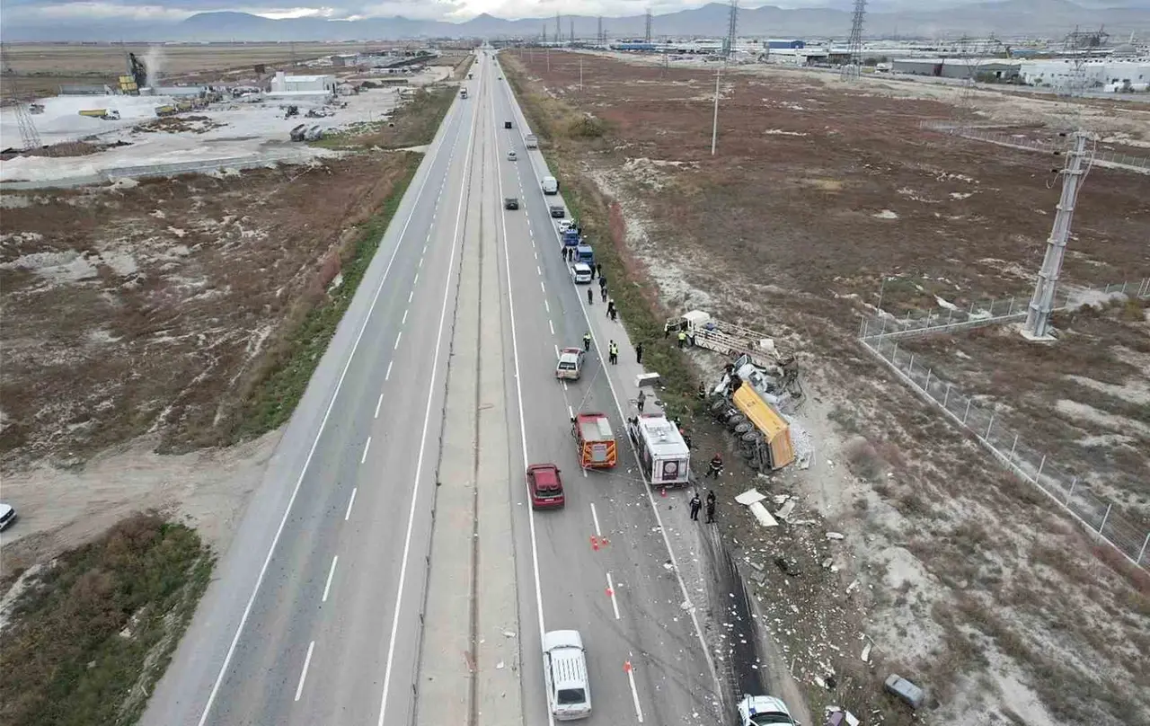 Tır, demir yüklü kamyona çarptı: 1 ölü, 1 yaralı