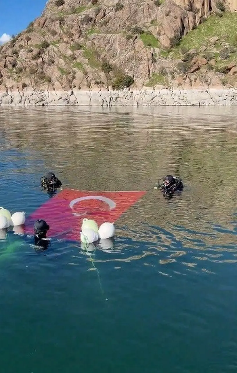 Tunceli’de 29 metre derinlikte Türk bayrağı açıldı