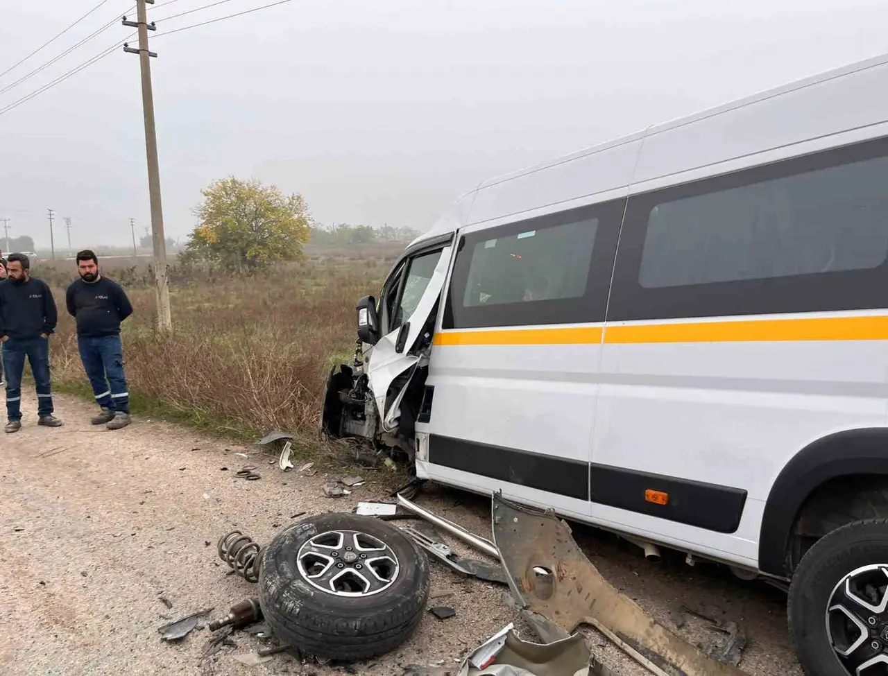 Susurluk’ta işçi servisi ile otomobil kafa kafaya çarpıştı: 10 yaralı