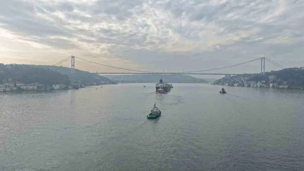 İstanbul Boğazı trafiğe kapatıldı: Dron saldırısına uğrayan AK ANA tankerinin geçişi havadan görüntülendi
