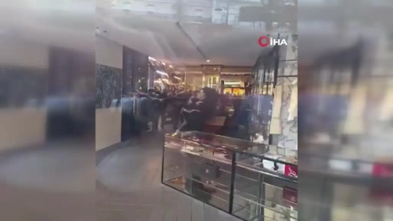 Fransa’da lüks mağazalardan yüz binlerce euroluk eşya yağmalandı