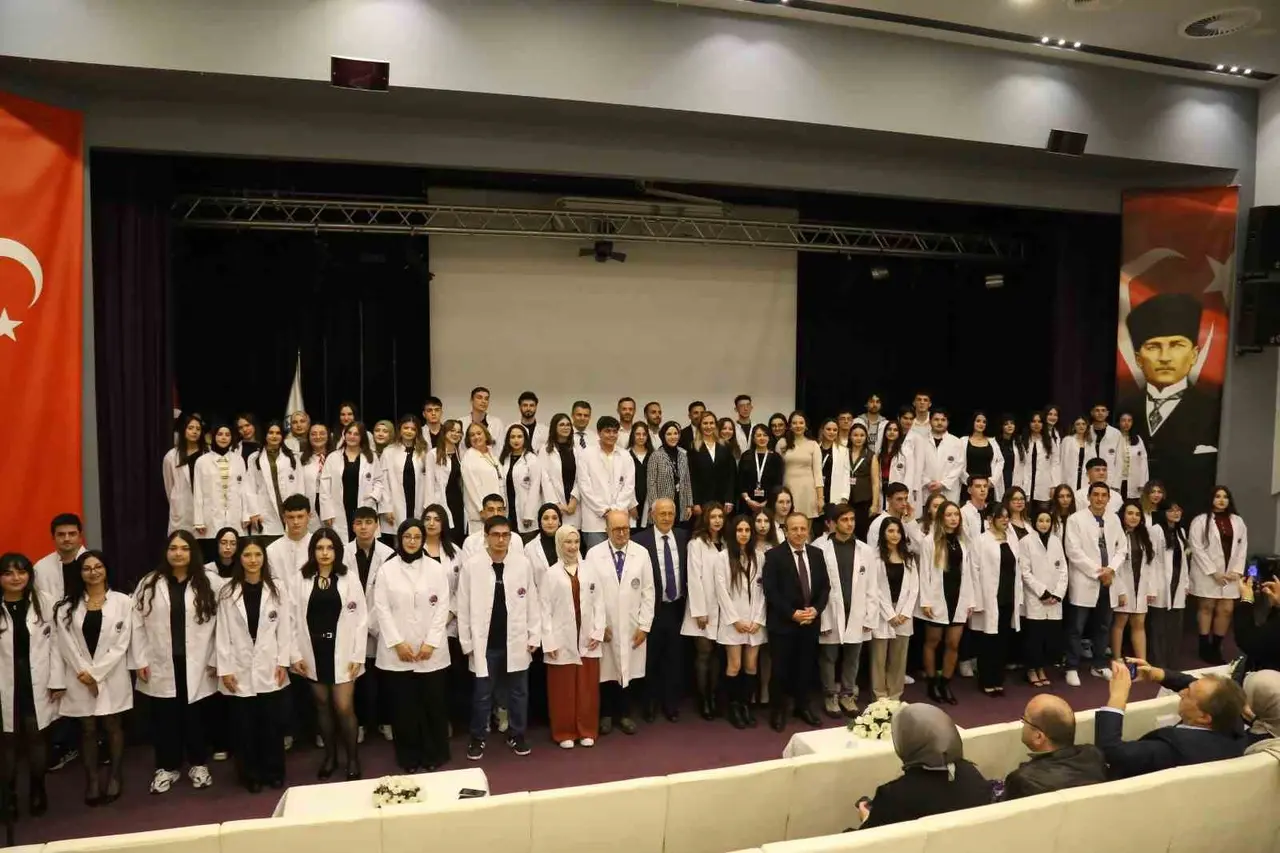Avrasya Üniversitesi Sağlık Bilimleri Fakültesinde beyaz önlük heyecanı