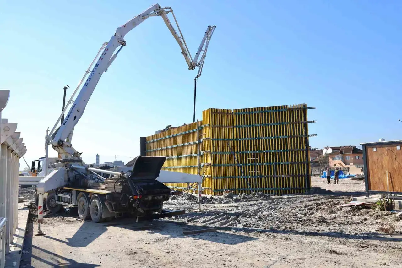 Hastane ile şehir merkezi ulaşımını kolaylaştıracak köprüde ilk ayağın betonu döküldü