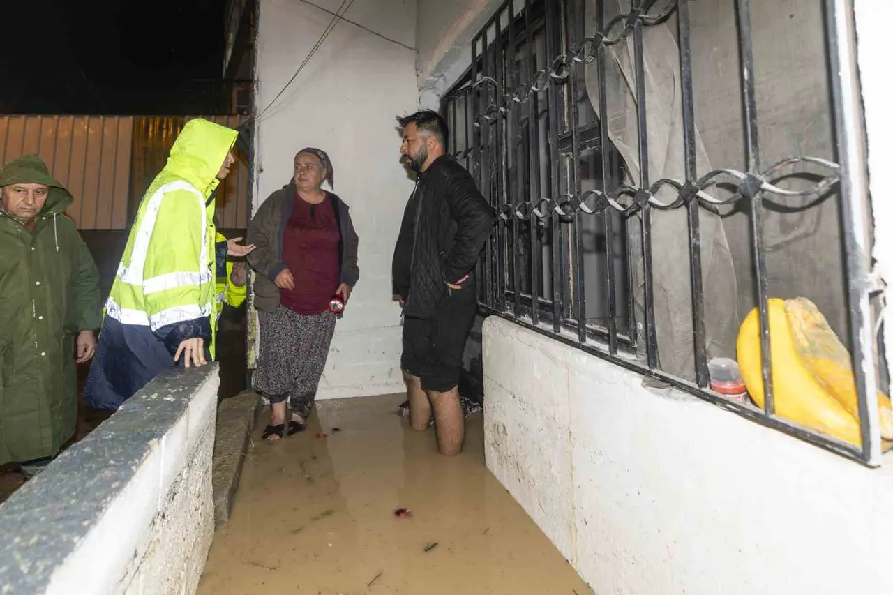 Başkan Vekili Genç, aşırı yağıştan etkilenen mahallelerde incelemelerde bulundu