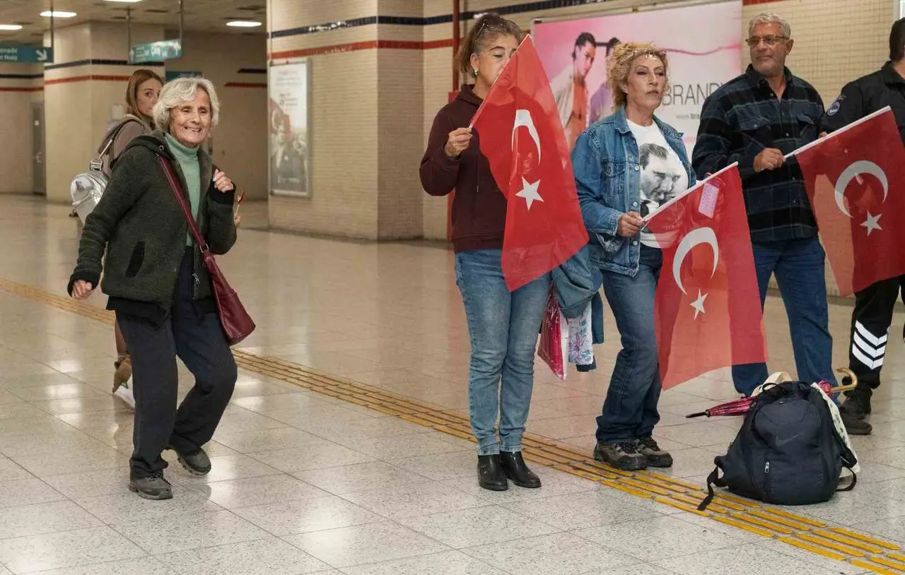 İzmir Metrosu’nu Cumhuriyet coşkusu sardı
