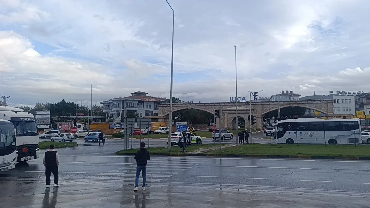 Antalya’da otel servisinin karıştığı zincirleme kazada 4 personel yaralandı