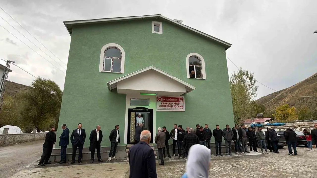 Tatvan’da hayırseverlerin desteğiyle yapılan cami ibadete açıldı