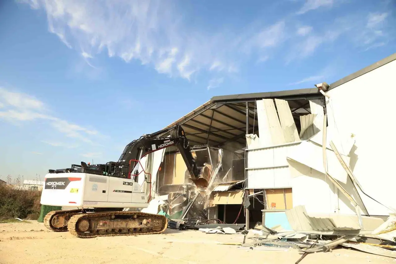 Bursa’da 2 kaçak depo yıkıldı
