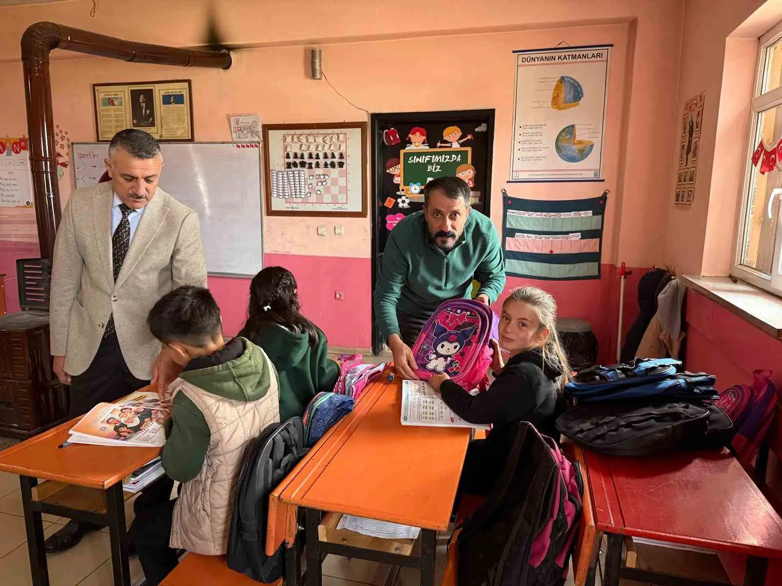Patnos Gazeteciler Cemiyeti’nden öğrencilerine çanta ve kırtasiye desteği