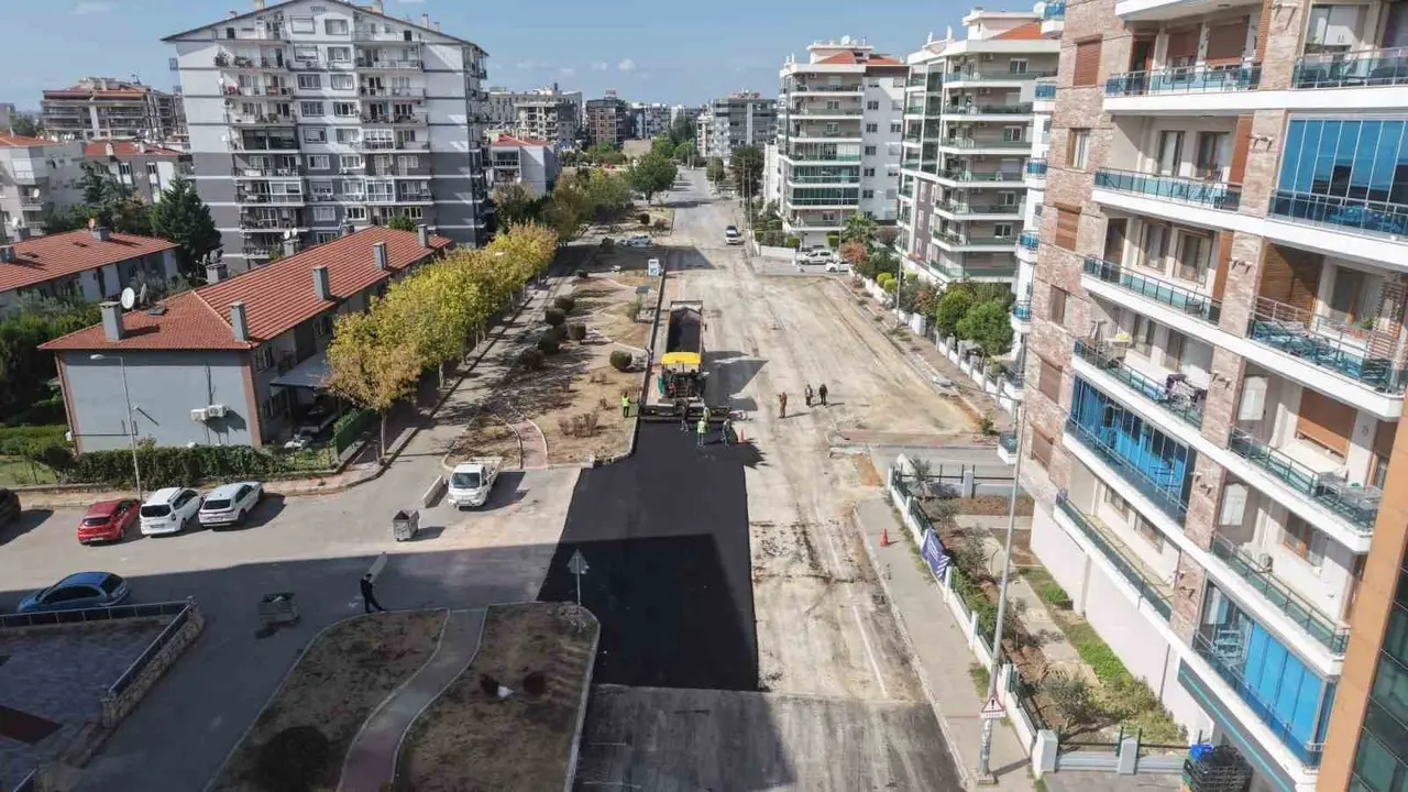 Ataşehir ve Harmandalı’da yollar asfaltlanıyor