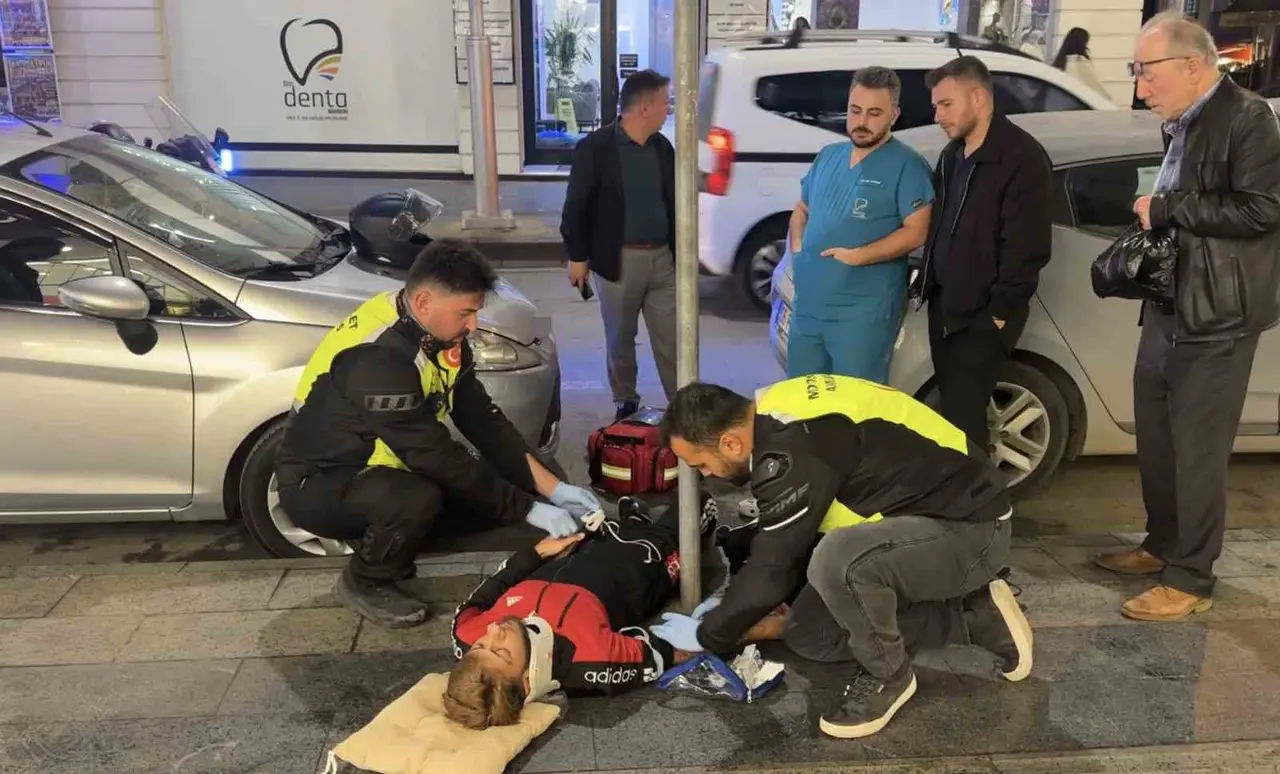 İki otomobilin arasından geçerken kaza yapan motosiklet sürücüsü yaralandı