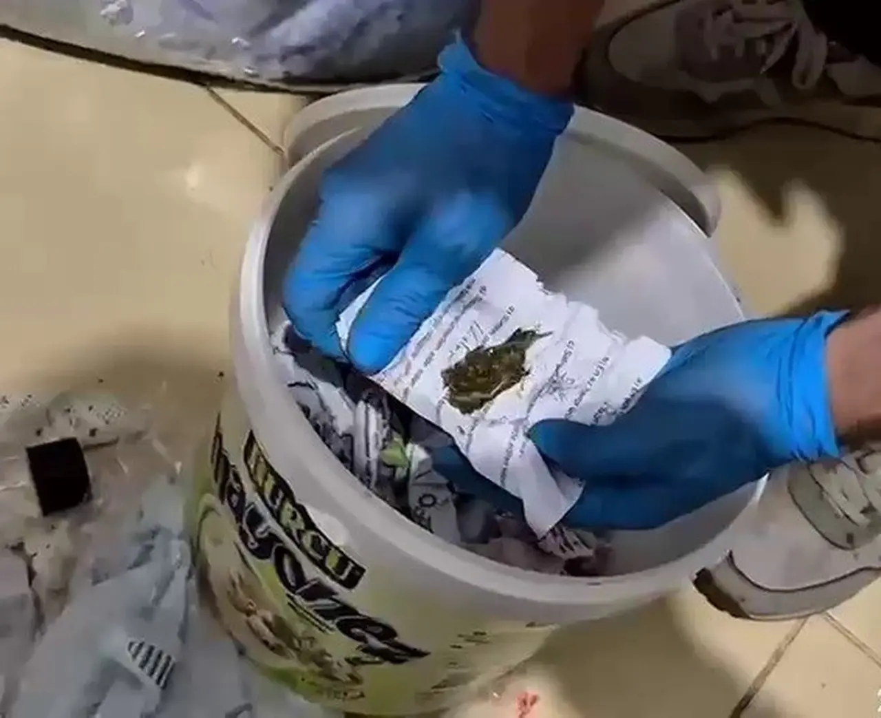 Mutfak dolabından esrar çıktı