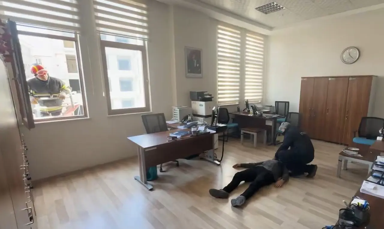 Kars Emniyeti’nde gerçeğini aratmayan yangın tatbikatı