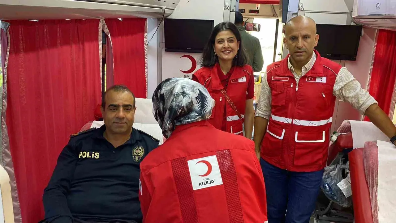 İslahiye’de polislerden Kızılay’a kan bağışı