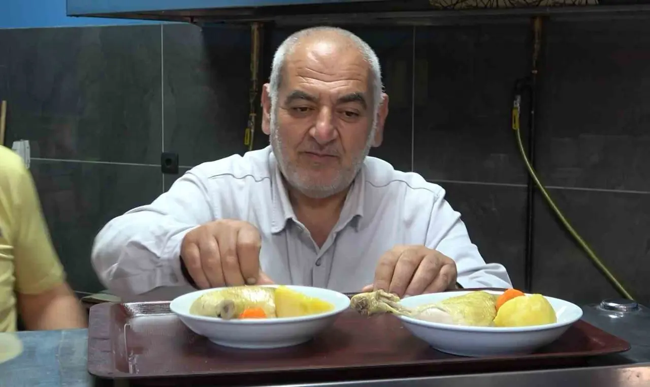 Aksaray’da Kurtlar Vadisi’ndeki Abidin’e benzeyen lokantacı ilgi çekiyor