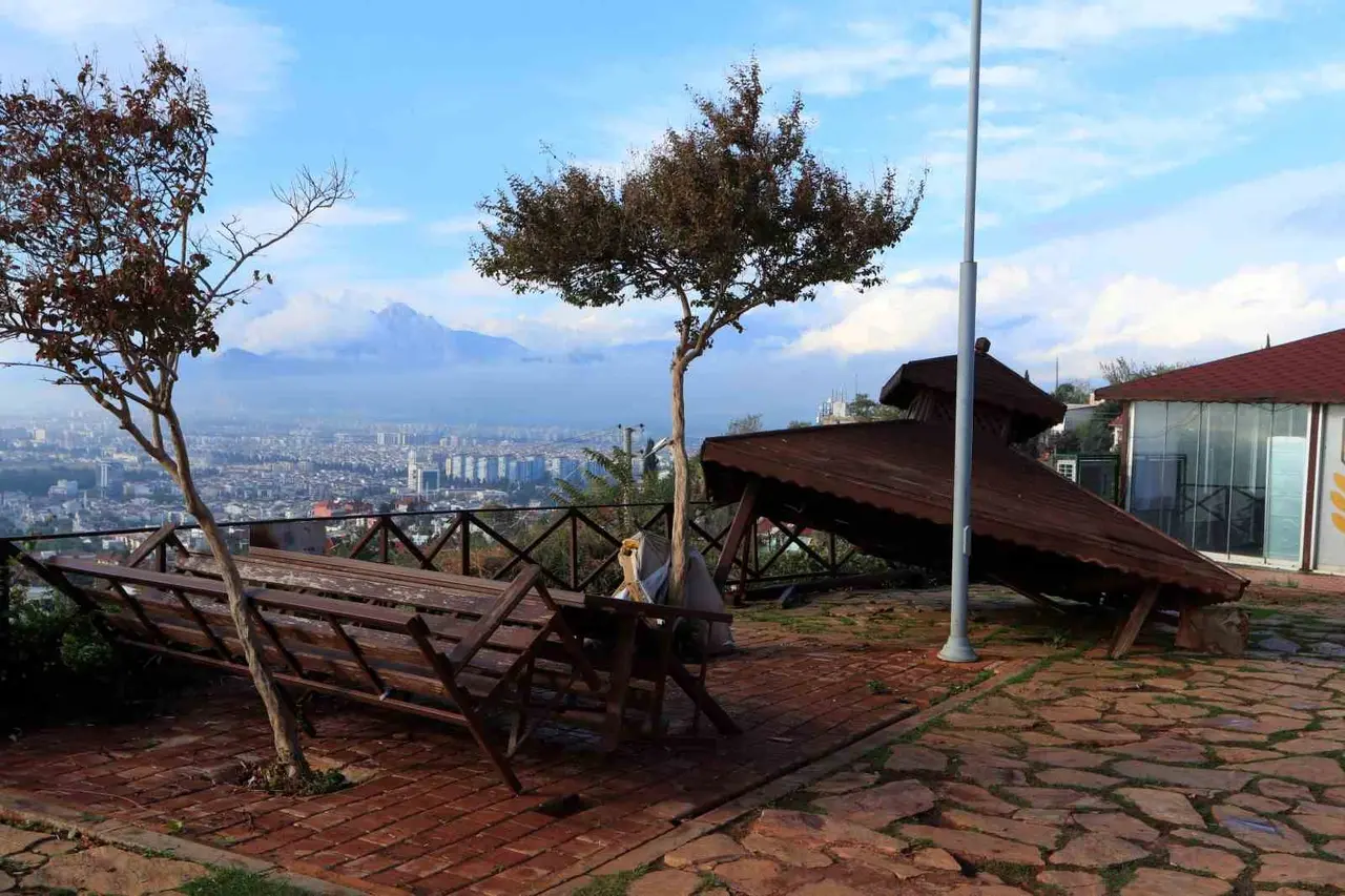 Antalya’da 4 kişinin ölümüne sebep olan hortum, şantiye alanına gelinceye kadar önüne geleni adeta parçalamış