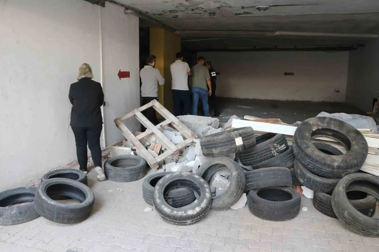 Otopark kavgası mahkemeye taşındı, molozlar araçları mahsur bıraktı