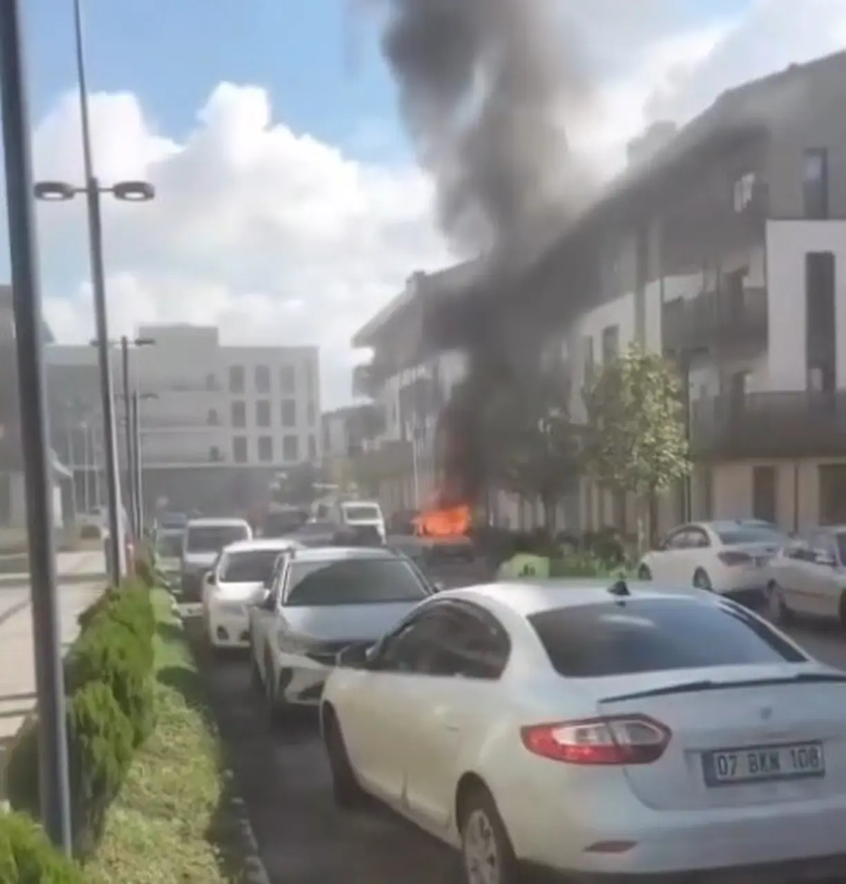 Kahramanmaraş’ta hareketli dakikalar: Seyir halindeki otomobil alev alev yandı