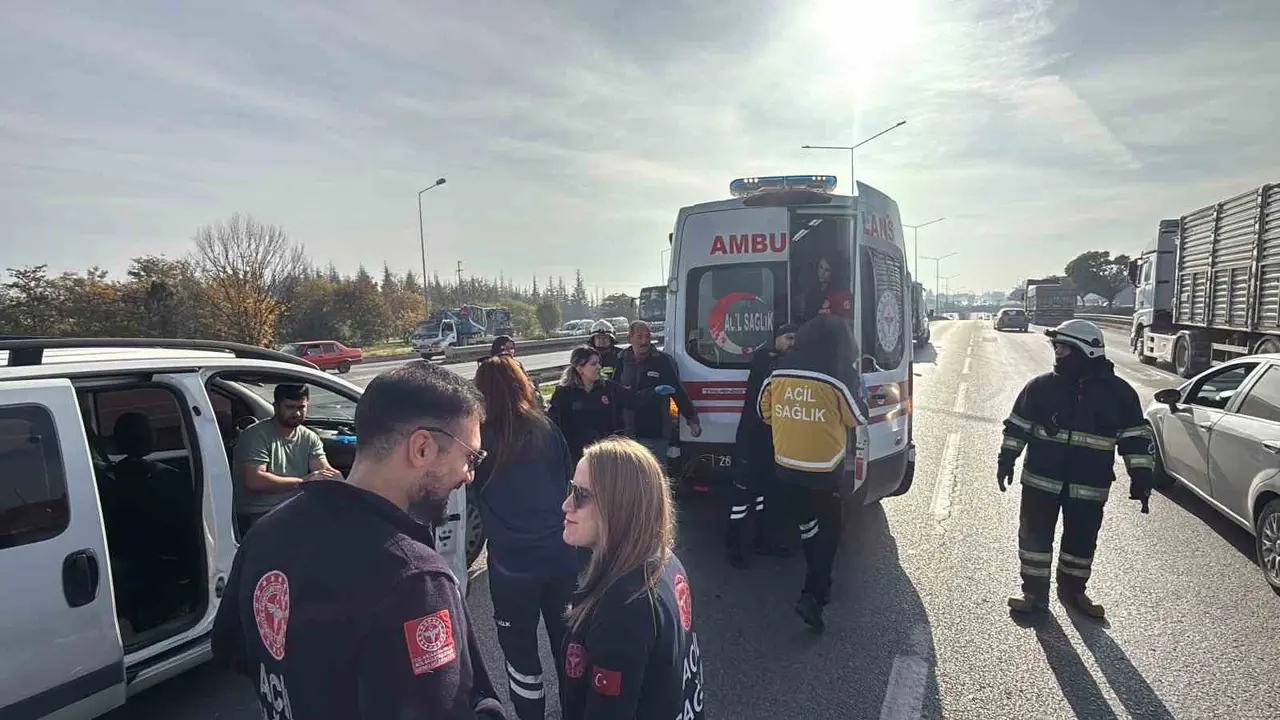 Eskişehir çevreyolunda pikap hafif ticari araca çarptı: 7 yaralı