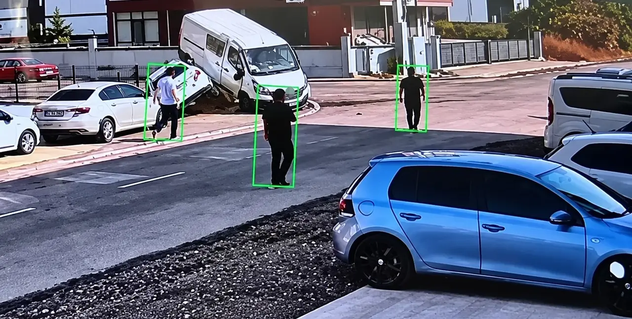 Otomobilin çarptığı minibüs park halindeki aracın üzerine çıktı: Kazanın görüntüleri ortaya çıktı